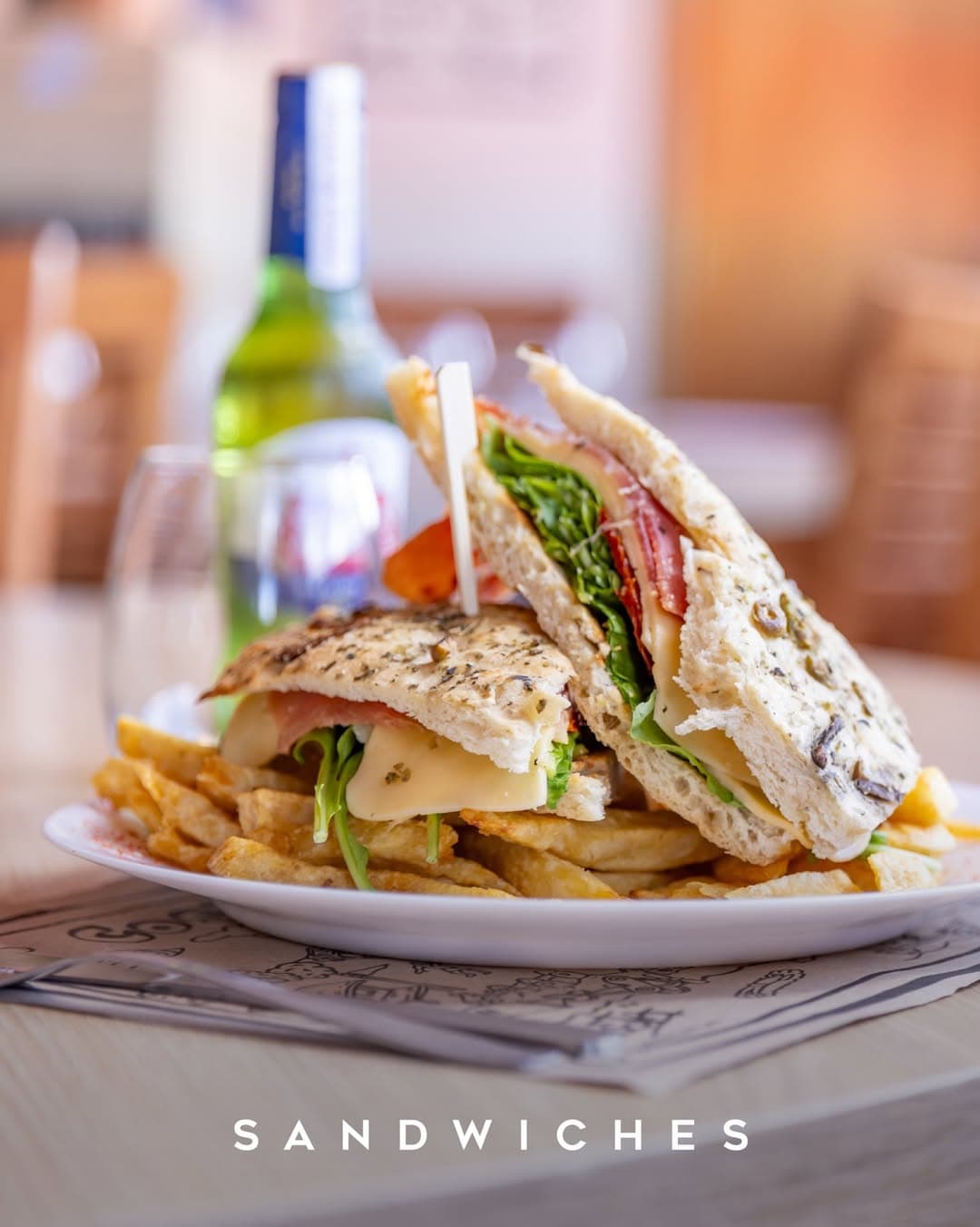 Sandwiches — antojos del balneario frente al mar