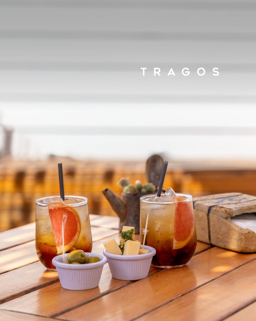 Tragos — cócteles al atardecer