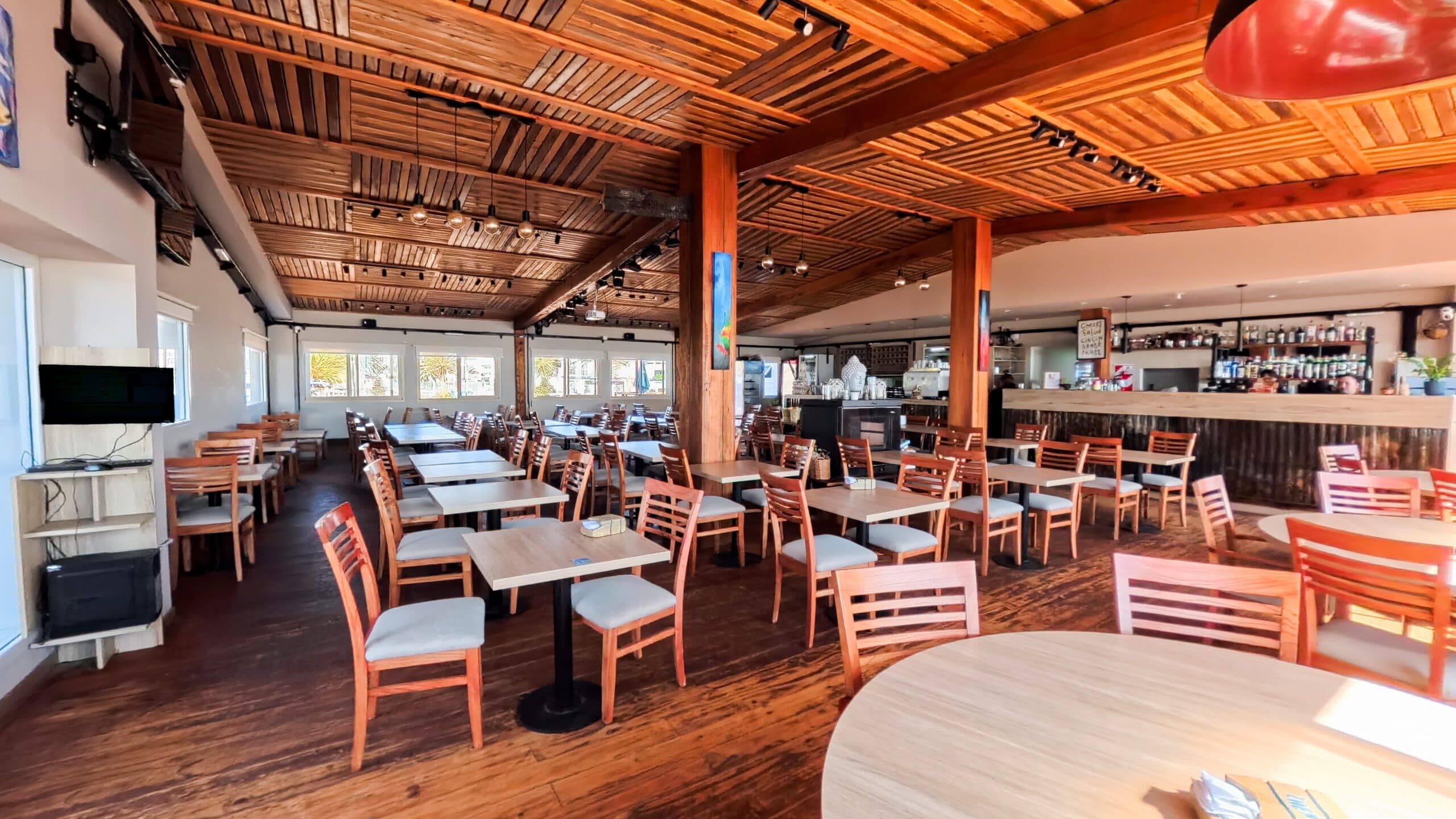 Salón interior del restaurante con mesas servidas