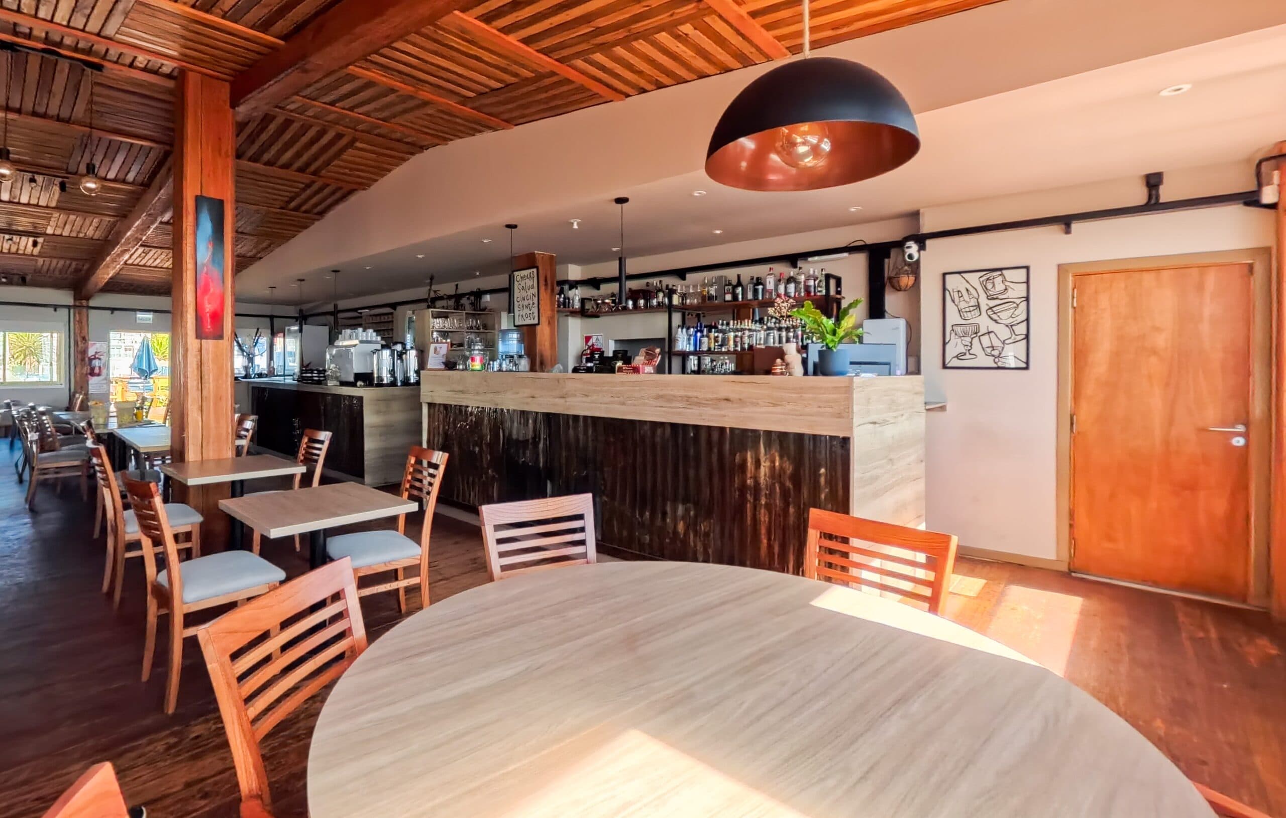 Rincón del salón preparado para la merienda