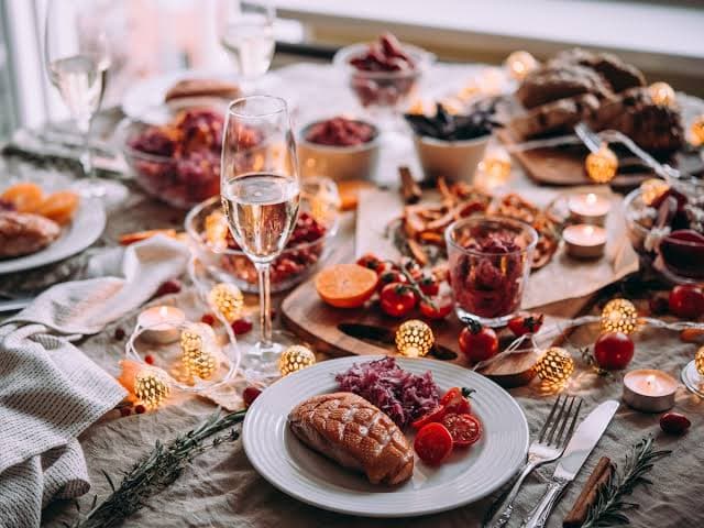 Mesa preparada para la cena de Año Nuevo frente al mar