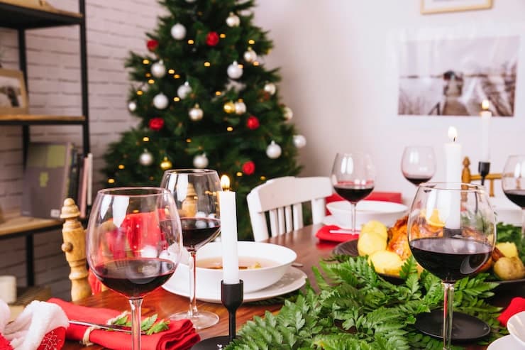 Mesa servida para la cena especial de Navidad