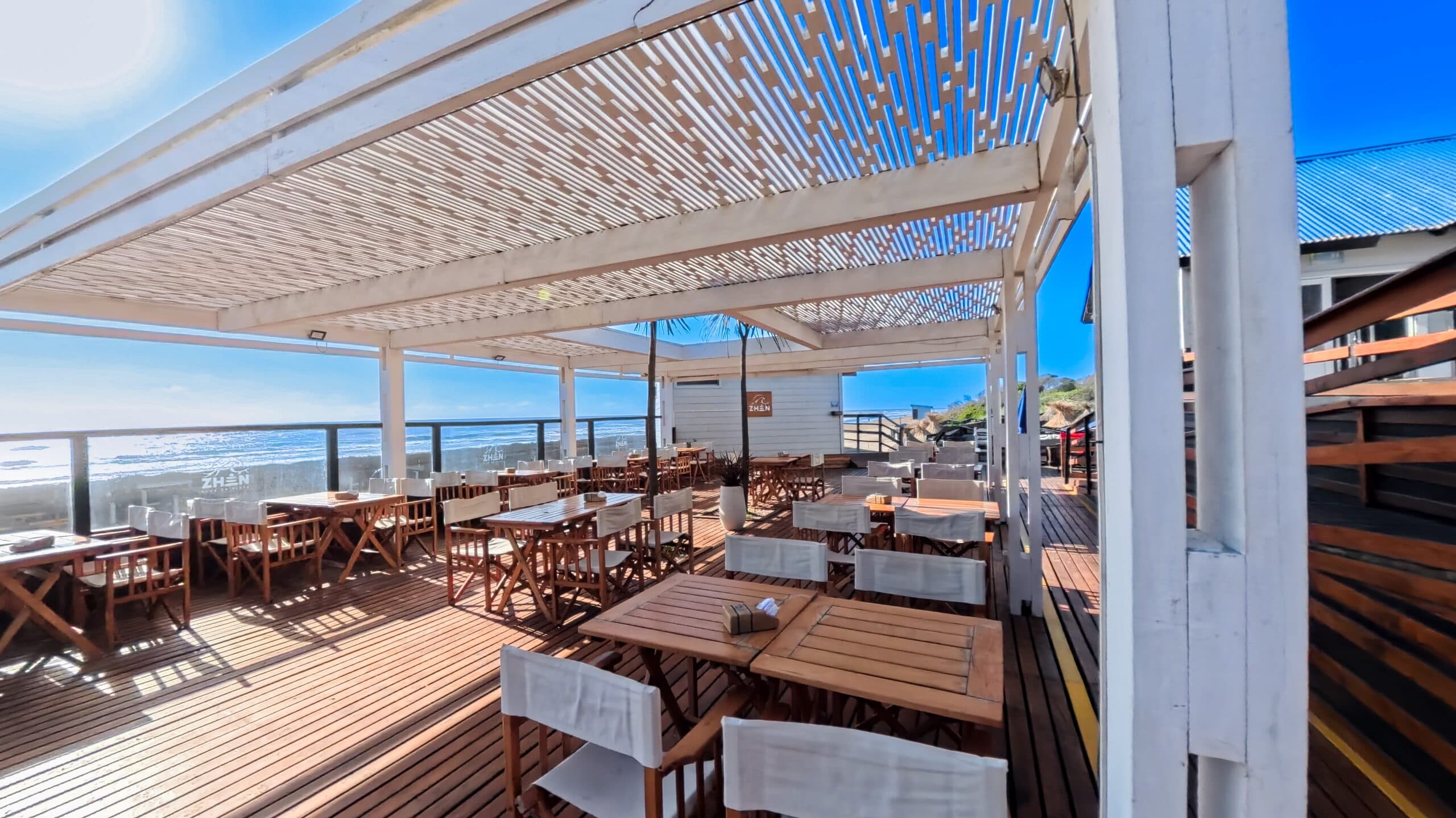 Patio del restaurante bajo las pérgolas